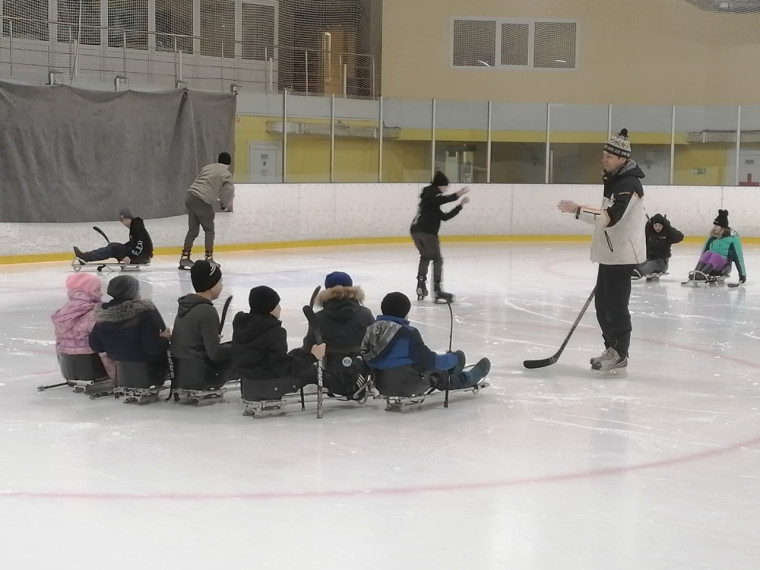 Тренировка школьной хоккейной команды.